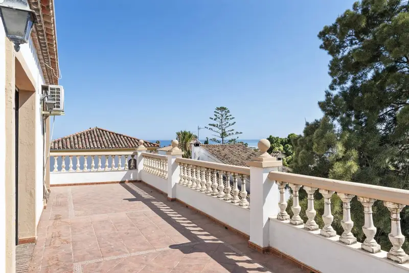 Chalet en Venta en Estepona con Vistas al Mar y Montaña