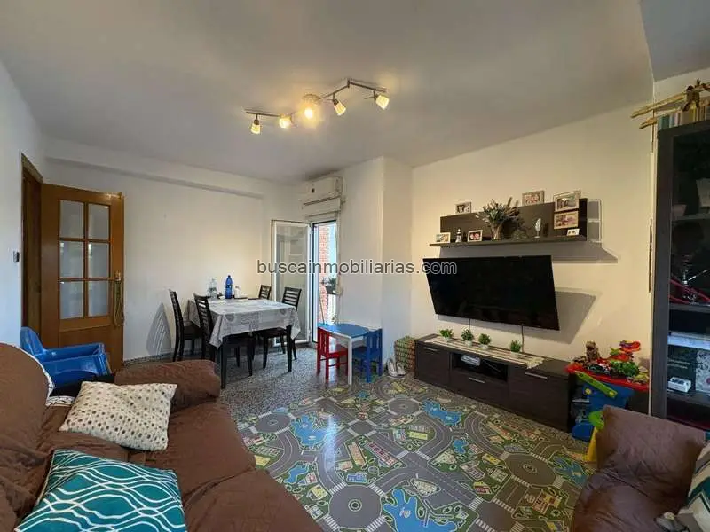 Piso en venta en Burjassot: 4 habitaciones, terraza, cerca de Valencia