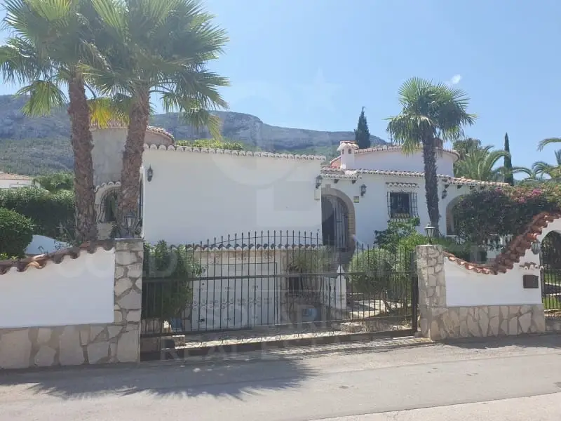 Chalet en Venta en Denia con Piscina Privada y Jardin