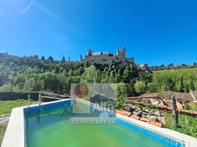 Finca Urbana con 3 Viviendas y Piscina en Segovia