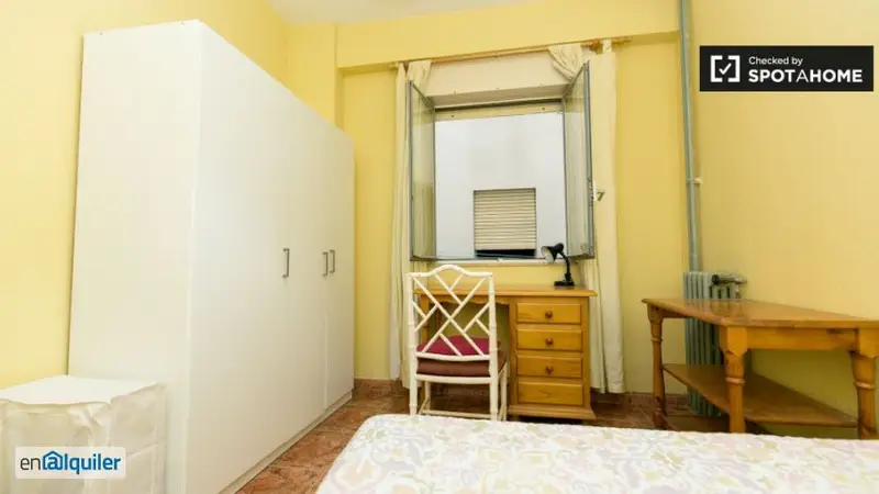 Habitaci
ón en Apartamento de 4 Dormitorios Realejo Granada