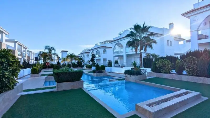 Villa de Lujo en Ciudad Quesada 3 Dormitorios 3 Banos Piscina