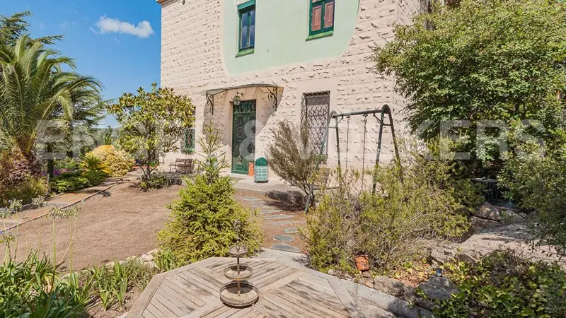 Casa Modernista con Jard

Amplio en Sarri

