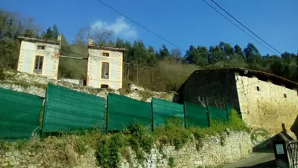 Ruinas de Casona Siglo XX en Llanes Asturias 039ha