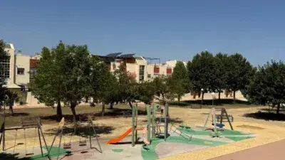 Piso en Nueva Alcalá con Terraza y Patio en Residencial Los Ángeles