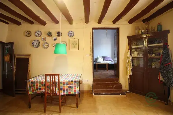 Casa de Pueblo con Dos Terrazas para Reformar en Girona