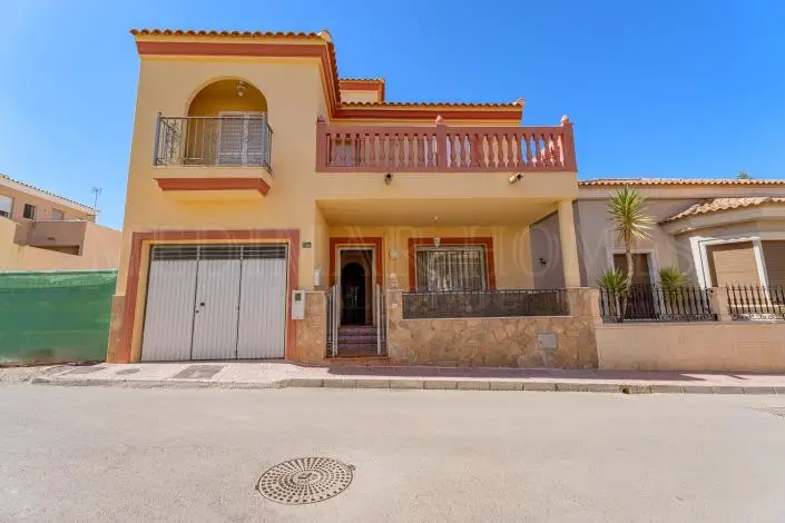 Casa de 5 Dormitorios en Venta Los Gallardos
