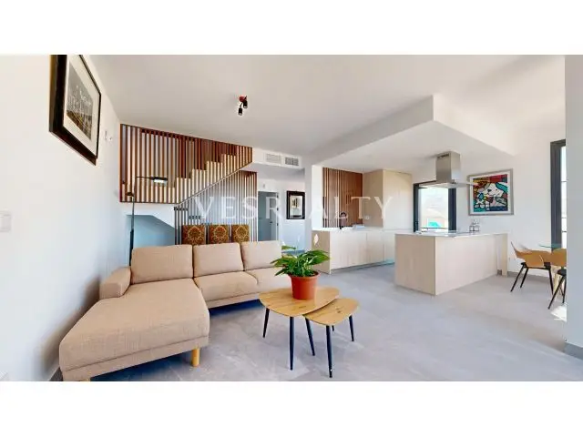 Chalet Adosado en Polop con Vistas Panorámicas y Piscina Privada