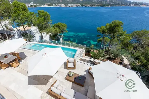 Villa de Lujo con Vistas al Mar y Acceso a la Playa