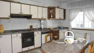 Casa en venta en centro de Lalin con local y dos viviendas