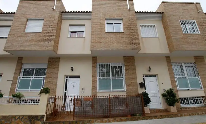 Dúplex en Los Montesinos con Garaje y Chimenea Cerca de la Playa