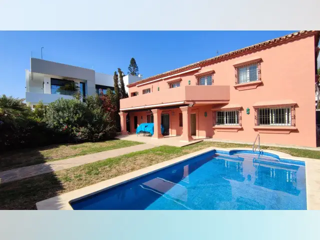 Chalet Lujoso 5 Dormitorios Milla de Oro Marbella
