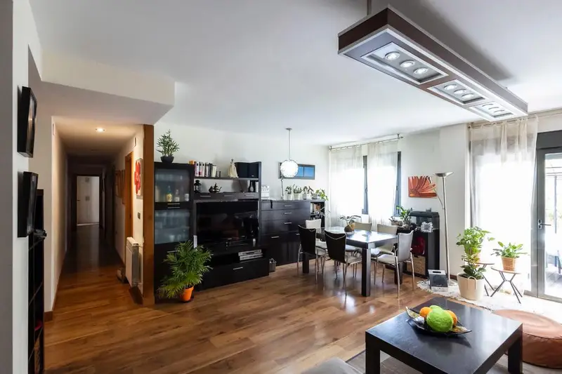 Apartamento en venta. Espectacular Bajo en el Barrio de Medicina de cuatro habitaciones, con terraza, jardín comunitario. garaje y trastero