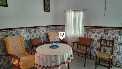 Casa Adosada en Casariche con 4 Dormitorios y 2 Patios