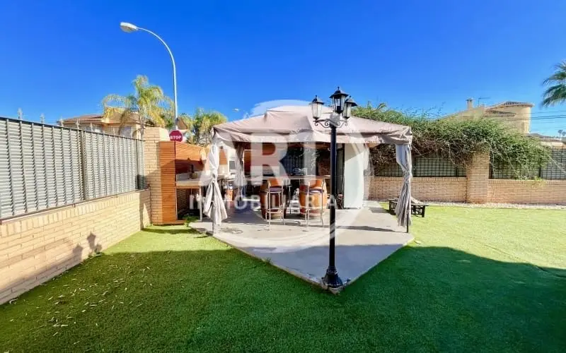 Chalet en venta en La Eliana con piscina y jardin
