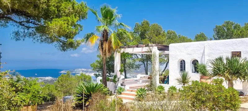 Chalet con Vistas al Mar y Montaña en Ibiza