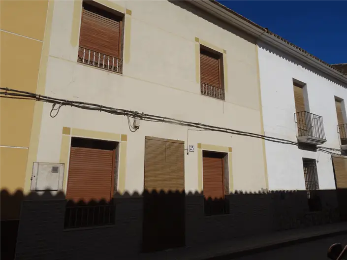 Casa adosada 6 dormitorios Pinoso reforma integral