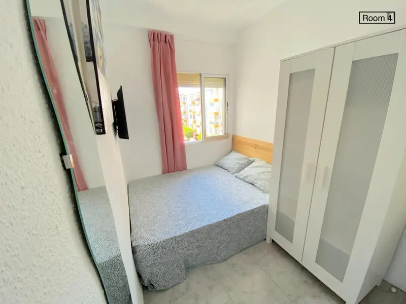 Habitacion con Cama Doble TV y WIFI cerca del Centro de Sevilla