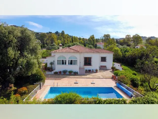 Casa de Campo en Almogía con Piscina y Vistas Panorámicas