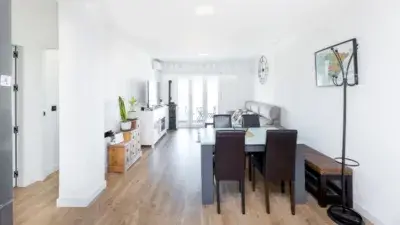 Piso Reformado en La Zubia con Piscina y Terraza