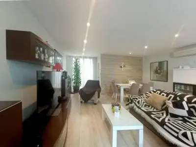 ESPECTACULAR CASA ADOSADA EN VENTA EN GOLMÉS
