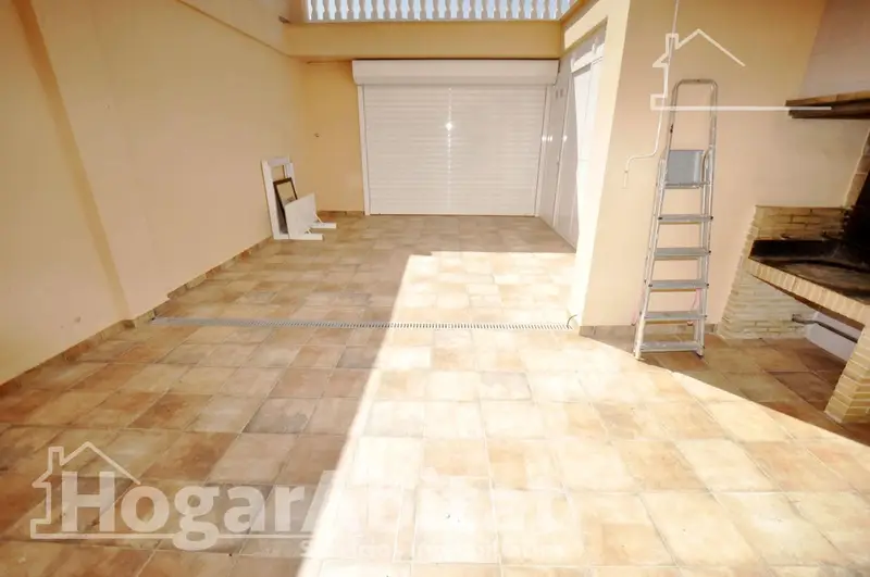 Adosado Reformado en Puçol con Terraza y Garaje