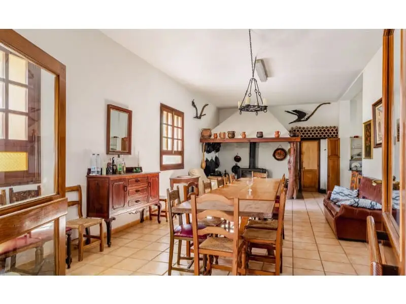 Finca Rústica en Artà Mallorca con 8 Dormitorios y Gran Potencial