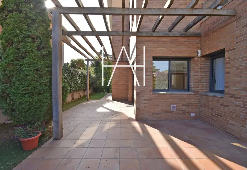 Chalet en venta en Alella Barcelona con piscina