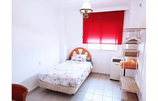 Rent 4 bedroom apartment in Málaga