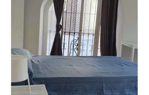 Alquiler de Habitaciones en Granada - Piso Amueblado con Aire Acondicionado