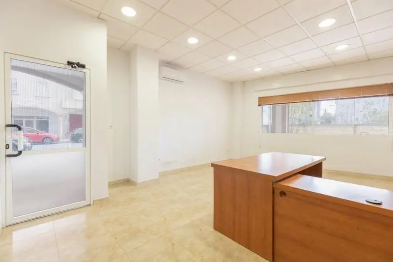 Local Comercial en Esquina Villa Pineda Granada