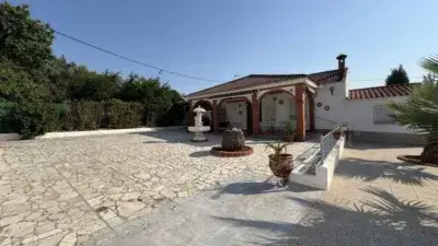 Chalet en Venta en Puente Genil 130m2 3 habitaciones 2 baños Piscina