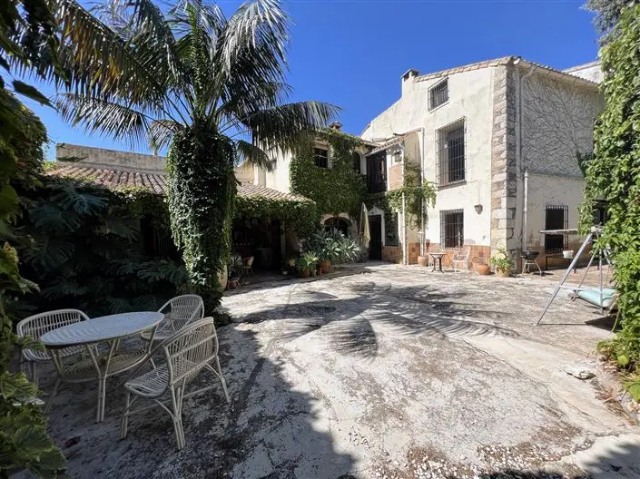 Casa de pueblo con 5 dormitorios y encanto histórico