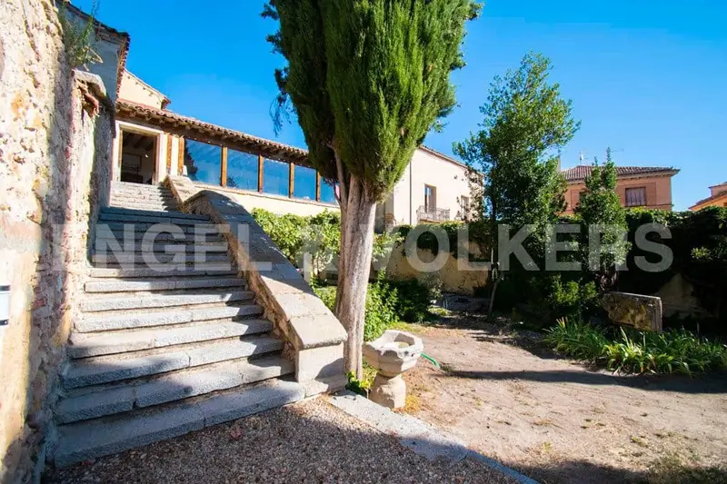 Casa Palacio Historica con Arco Romano en Segovia
