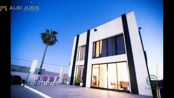 Villa en Crevillent con Piscina y Placas Solares