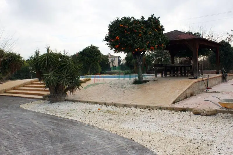 Finca Ecuestre con 3 Dormitorios y Amplias Instalaciones