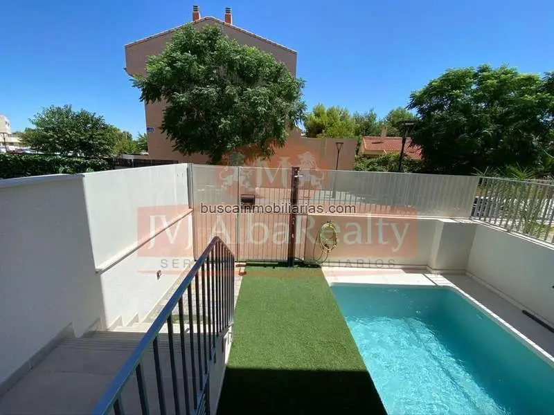 Adosado en Venta en Albacete - 3 Habitaciones, Piscina Privada y Garaje