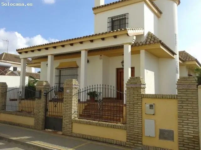 Villa de Lujo en Chipiona: 4 Habitaciones, 4 Baños, Garaje y Jardín