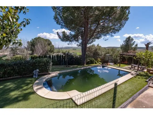 Casa en Salteras con Piscina Privada y Vistas a Sevilla