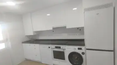 Alquiler Piso Reformado 3 Dormitorios Calle Catalu	
	
	
	
a