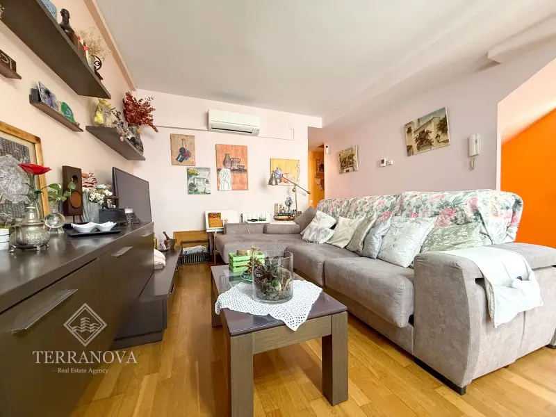 Chalet Adosado en Viladecans Centro con Terrazas y Parking