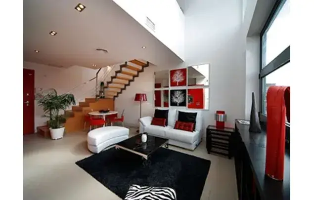 Estudio con Decoracion Roja en Madrid