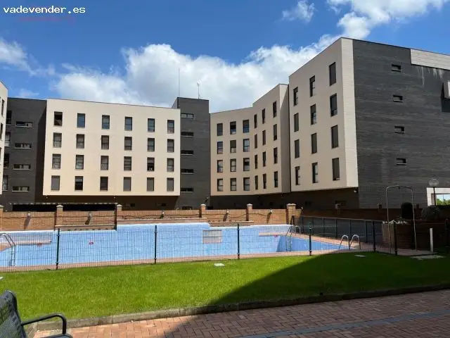 Piso en urbanización, cuatro dormitorios, tres baños, garaje y trastero Logroño