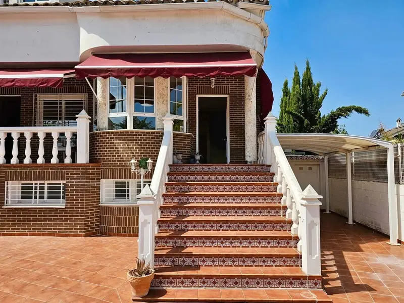 Casa Pareada en Gandia con Piscina y Semisotano