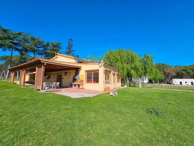 Masía en Finca de 5 Hectáreas con Piscina y Pista de Tenis