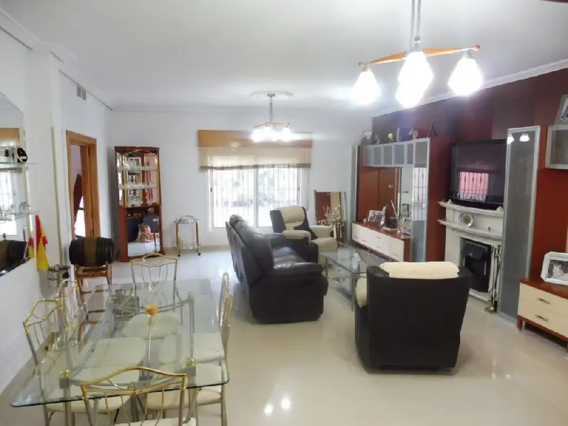 Venta Chalet con Chimenea y Piscina en Chipiona