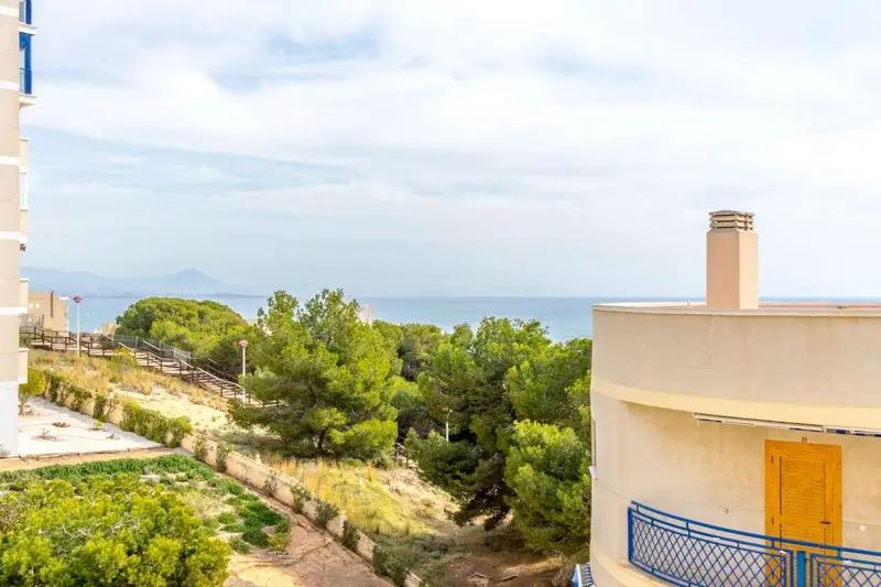 Apartamento en Arenales del Sol con Vistas al Mar