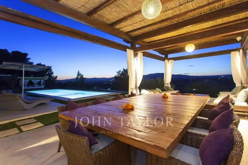 Villa de Lujo en Ibiza con Piscina y 4 Dormitorios