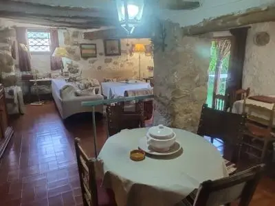 Casa Rural con Enorme Potencial: 5 Dormitorios, 2 Baños, Patio y Garaje