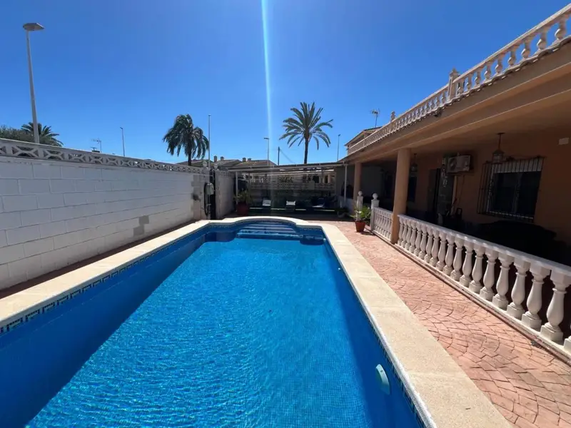 Villa en Elche con Piscina y Terraza 140m² 3 Habitaciones